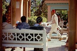 Image du Maroc Professionnelle de  Des guides attendent des clients devant la porte d'entrée de l'hotel La Mamounia à Marrakech, Jeudi 21 Avril 1988. (Photo / Abdeljalil Bounhar) 